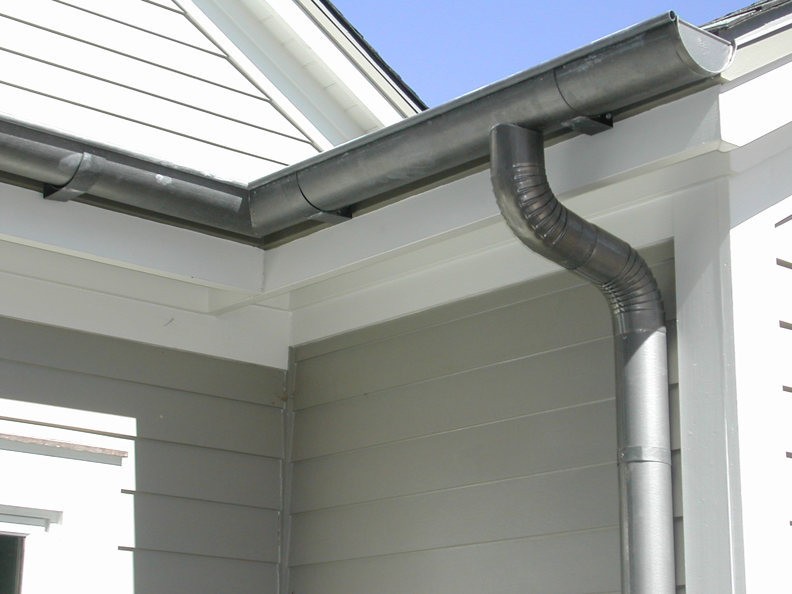 Signs It’s Time to Replace Your V&V Roof and Gutter